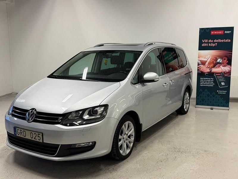 Silver Begagnad 2013 VW Sharan Minibuss | 142 799 kr (Marknadspris) - Bild 1/4