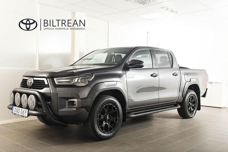 Mörkgrå (grå metallic) Begagnad 2023 Toyota HiLux Pickup | 569 900 kr (Marknadspris) - Bild 1/4
