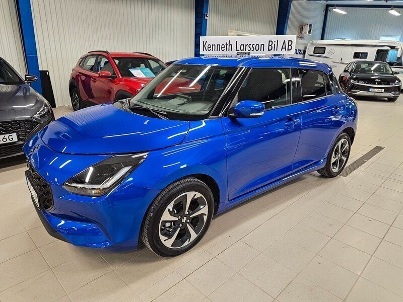 Blå Ny 2024 Suzuki Swift Halvkombi | 239 000 kr (Marknadspris) - Bild 1/4