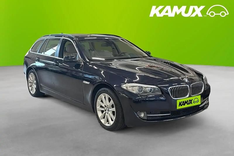 Blå Begagnad 2011 BMW 520 Kombi | 114 700 kr (Marknadspris) - Bild 1/4