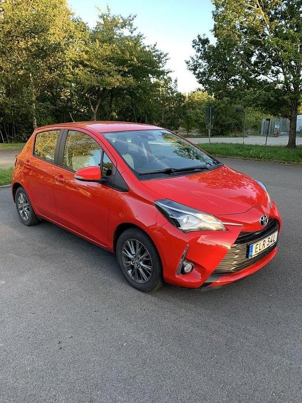 Röd Begagnad 2019 Toyota Yaris Active Halvkombi | 134 000 kr (Bra pris) - Bild 1/4