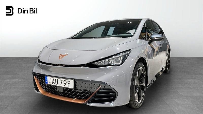 Ljusgrå Begagnad 2024 Cupra Born e-Boost Halvkombi | 309 900 kr (Marknadspris) - Bild 1/4
