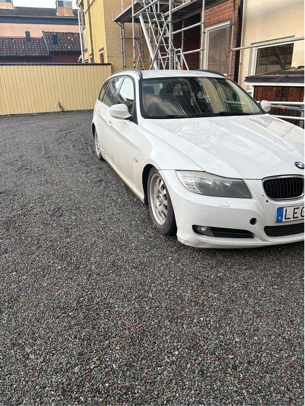 Vit Begagnad 2011 BMW 320 Comfort Edition Kombi | 55 000 kr (Bra pris) - Bild 1/4