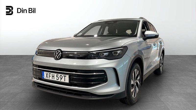 Silver (oyster silver metallic) Ny 2025 VW Tiguan Life SUV | 423 800 kr - Bild 1/4