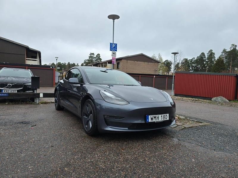 Midnight metallic silver Begagnad 2022 Tesla Model 3 Long Range AWD Sedan | 295 000 kr (Lite dyr) - Bild 1/4