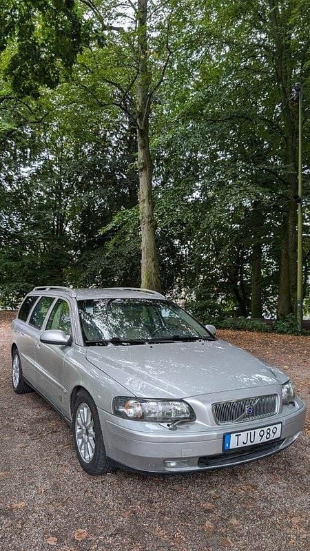 Grå Begagnad 2002 Volvo V70 Kombi | 25 000 kr (Marknadspris) - Bild 1/4