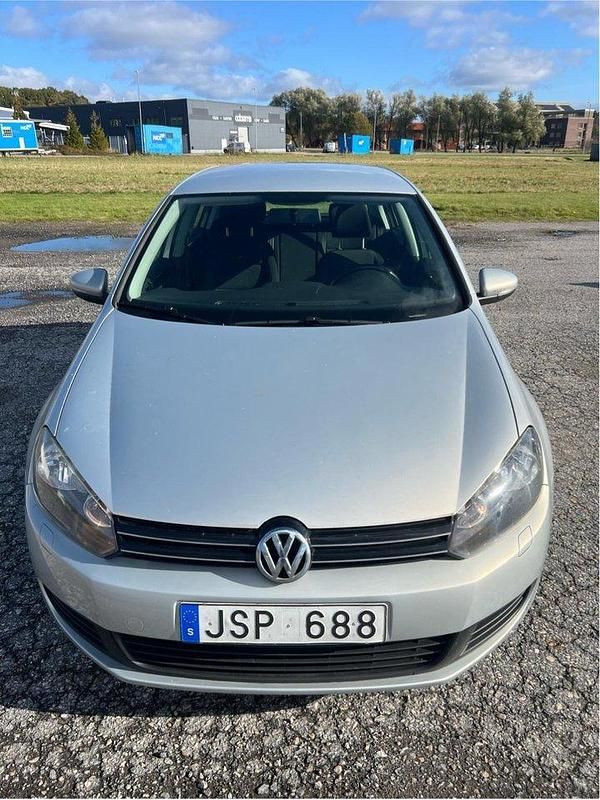 Brun Begagnad 2009 VW Golf VI Halvkombi | 51 500 kr (Marknadspris) - Bild 1/4