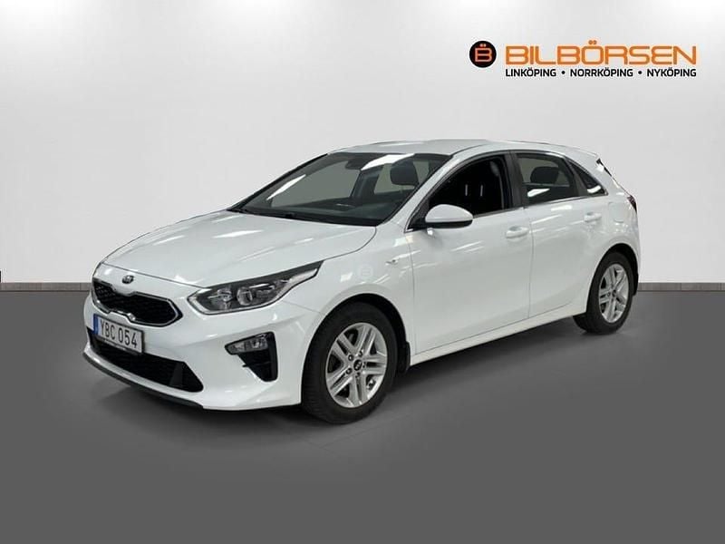 Vit Begagnad 2018 Kia Ceed Halvkombi | 159 900 kr (Marknadspris) - Bild 1/4