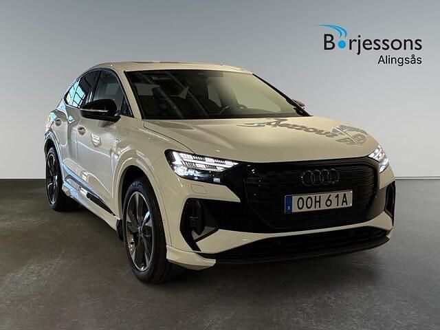 Glaciärvit metallic Begagnad 2024 Audi Q4 Sportback e-tron Proline SUV | 549 900 kr (Lite dyr) - Bild 1/4