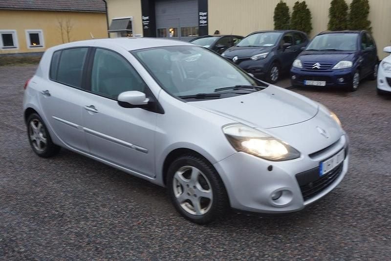 Begagnad Renault Clio R.S. 75 HK (55 kW) 2010 Silver Halvkombi
