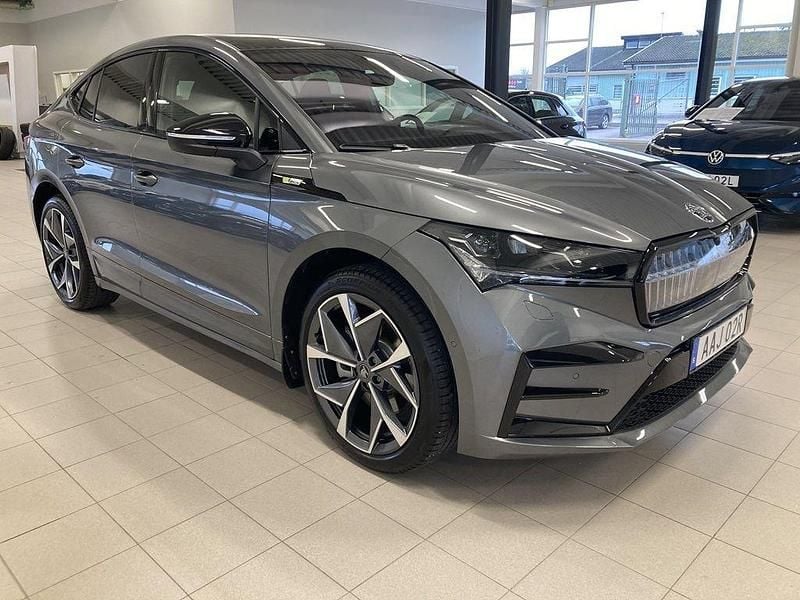 Grå (grafitgrå metallic) Begagnad 2023 Skoda Enyaq iV RS SUV | 489 000 kr (Bra pris) - Bild 1/4