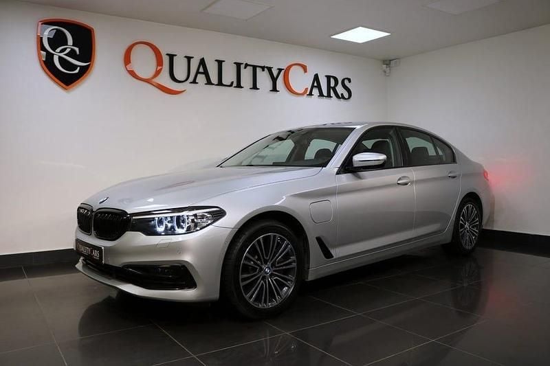 Silver Begagnad 2020 BMW 530 iPerformance Sedan | 269 000 kr (Bra pris) - Bild 1/4