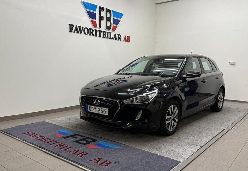 Begagnad Hyundai i30 Comfort 140 HK (102 kW) 2017 Svart Halvkombi