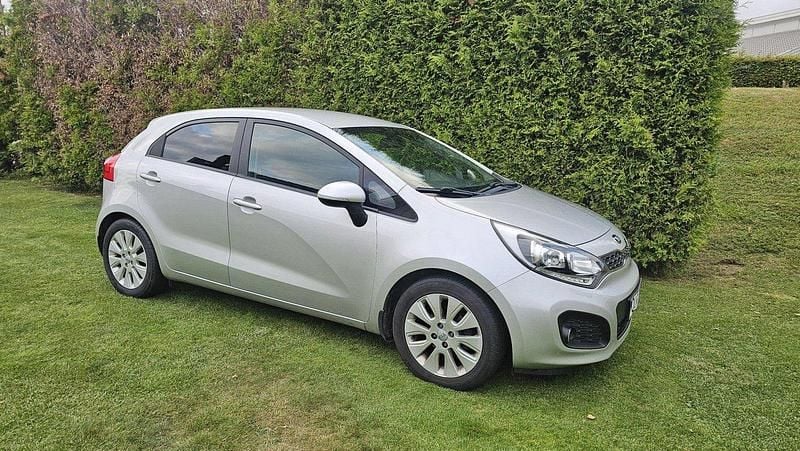 Grå Begagnad 2014 Kia Rio Halvkombi | 74 900 kr (Bra pris) - Bild 1/4