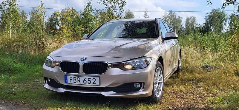 Silver Begagnad 2015 BMW 320 Kombi | 115 000 kr (Lite dyr) - Bild 1/4