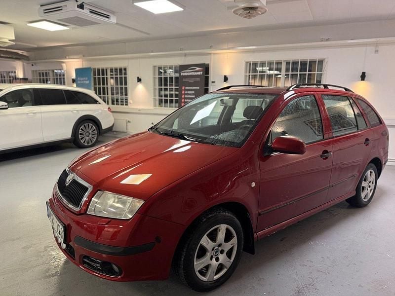 Mörkröd Begagnad 2007 Skoda Fabia Halvkombi | 24 900 kr (Marknadspris) - Bild 1/1