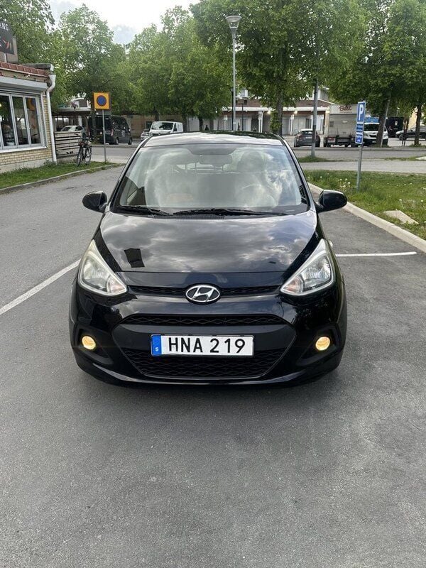Svart Begagnad 2015 Hyundai i10 Halvkombi | 69 900 kr (Marknadspris) - Bild 1/4