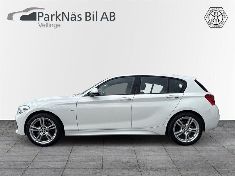 Vit Begagnad 2018 BMW 120 M Sport Halvkombi | 224 900 kr (Marknadspris) - Bild 1/4