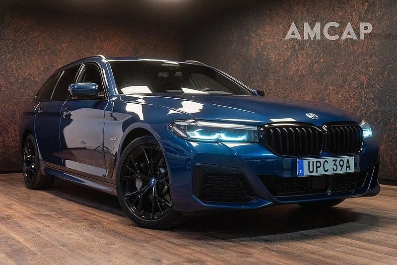 Blå Begagnad 2022 BMW 530e M Sport Kombi | 398 500 kr (Dyr) - Bild 1/4