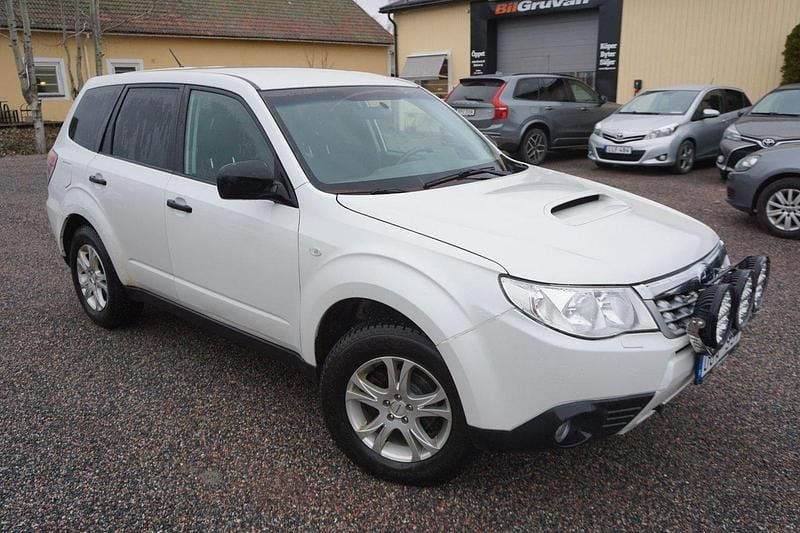 Vit Begagnad 2011 Subaru Forester SUV | 54 900 kr (Marknadspris) - Bild 1/4