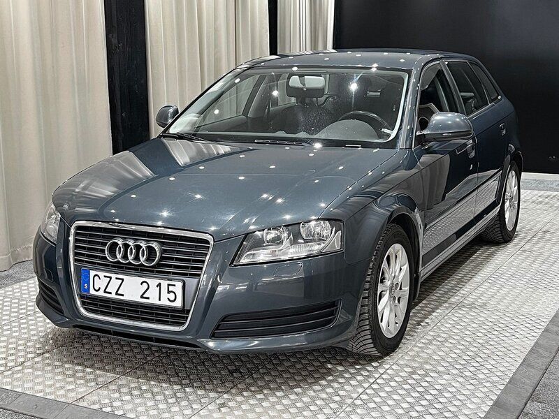 Grå Begagnad 2009 Audi A3 Sportback Comfort Halvkombi | 64 900 kr (Marknadspris) - Bild 1/4