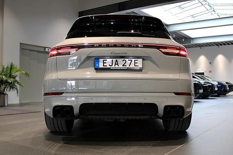 Begagnad Porsche Cayenne Platinum Edition 340 HK (250 kW) 2023 Ljusgrå SUV
