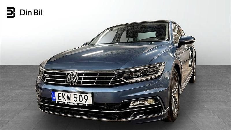 Blå Begagnad 2017 VW Passat Sedan | 229 900 kr (Lite dyr) - Bild 1/4