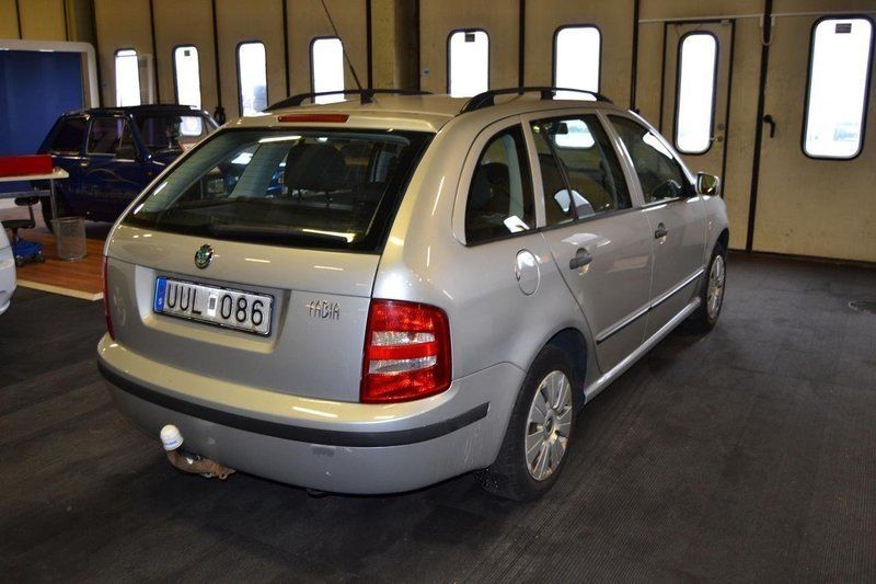 Begagnad Skoda Fabia 64 HK (47 kW) 2003 Silver Halvkombi