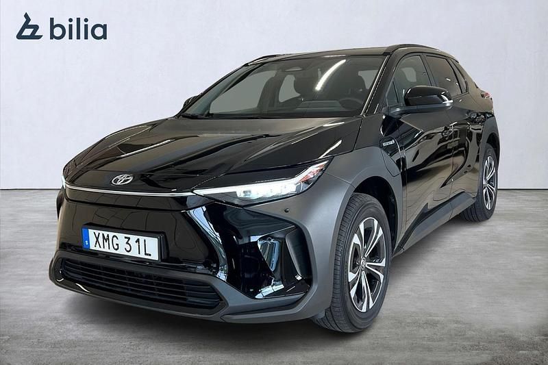 Svart Begagnad 2023 Toyota bZ4X Style SUV | 359 900 kr (Marknadspris) - Bild 1/4