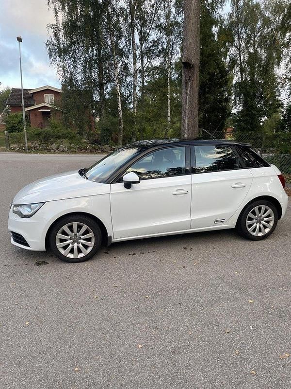 Vit Begagnad 2014 Audi A1 Sportback Sport Halvkombi | 95 000 kr (Marknadspris) - Bild 1/4