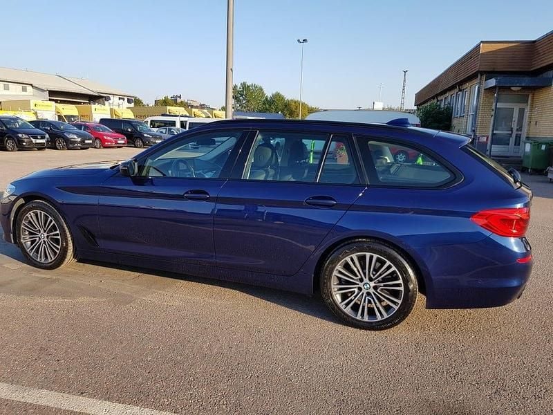 Mediterranean blue metallic Begagnad 2020 BMW 520 Kombi | 297 500 kr (Marknadspris) - Bild 1/2