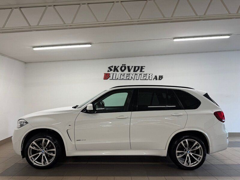 Vit Begagnad 2017 BMW X5 M Sport SUV | 389 500 kr (Marknadspris) - Bild 1/4