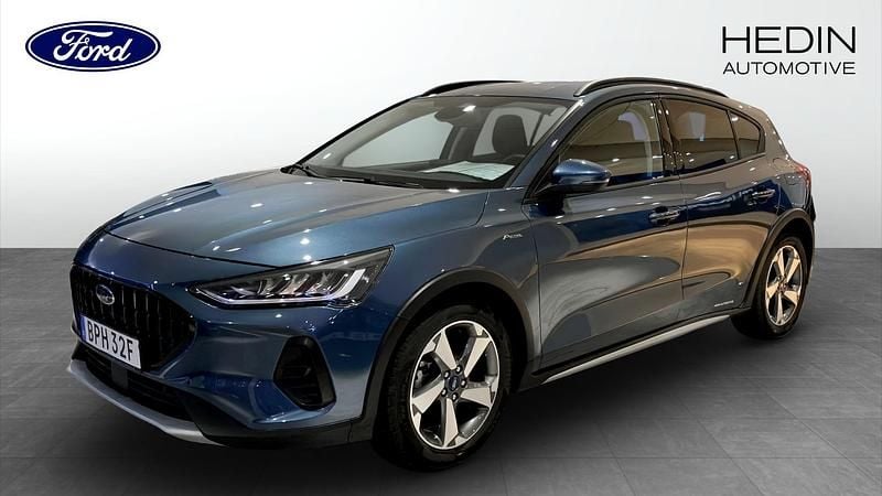 Blå (blue) Begagnad 2022 Ford Focus Active Halvkombi | 189 900 kr (Marknadspris) - Bild 1/4