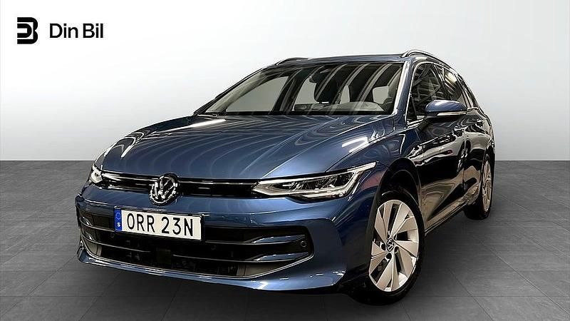 Blå Begagnad 2024 VW Golf VIII Kombi | 309 900 kr (Marknadspris) - Bild 1/4