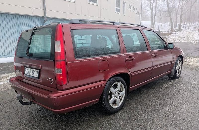 Begagnad Volvo V70 170 HK (125 kW) 1999 Vinröd Kombi