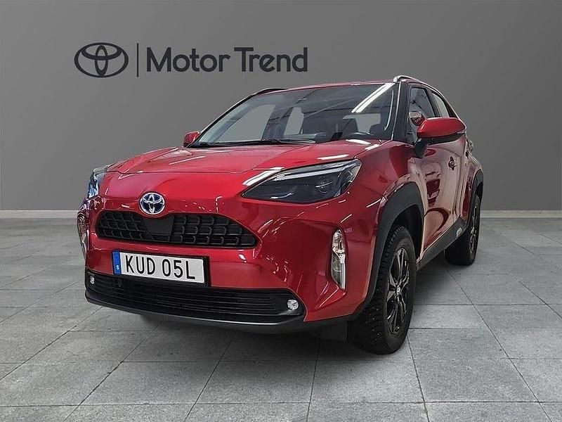 Begagnad Toyota Yaris Hybrid Active 117 HK (86 kW) 2023 Röd