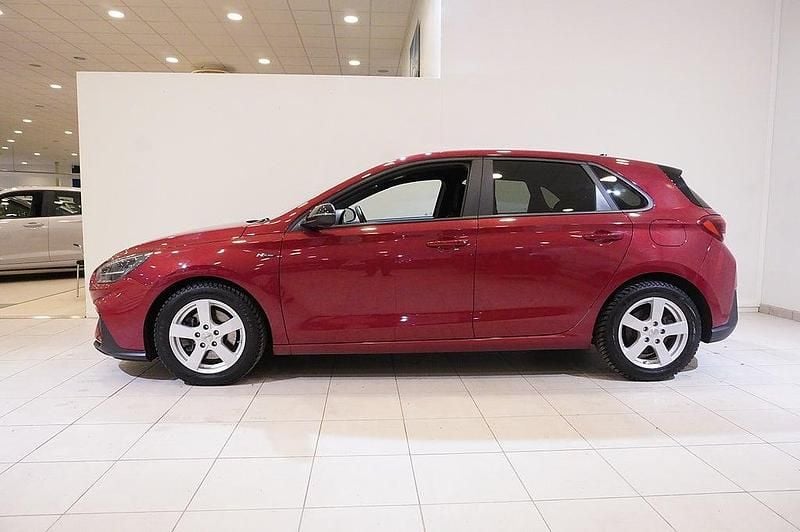 Begagnad Hyundai i30 N Line 160 HK (117 kW) 2022 Sunset red Halvkombi