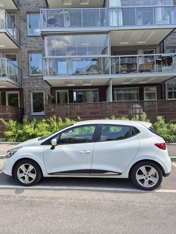 Vit Begagnad 2015 Renault Clio IV Halvkombi | 68 900 kr (Marknadspris) - Bild 1/4
