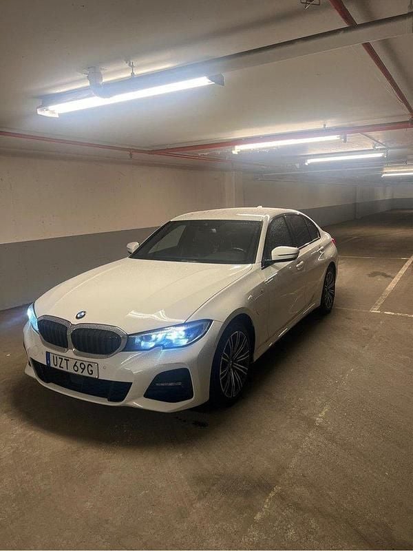 Vit Begagnad 2021 BMW 330e M Sport Sedan | 318 000 kr (Bra pris) - Bild 1/4