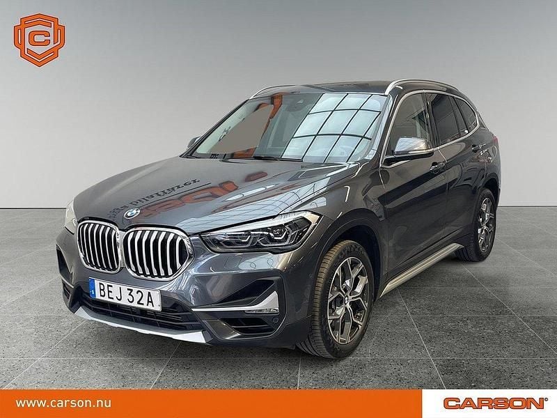 Grå (gråmetallic) Begagnad 2019 BMW X1 xLine SUV | 264 900 kr (Marknadspris) - Bild 1/4