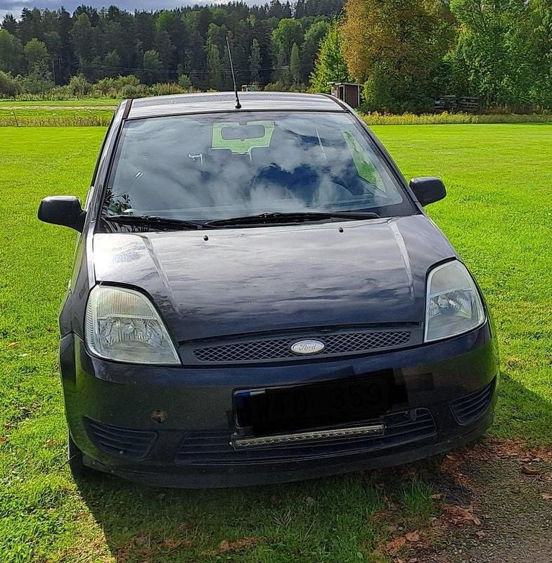 Blå Begagnad 2005 Ford Fiesta Halvkombi | 8 000 kr (Superpris) - Bild 1/4