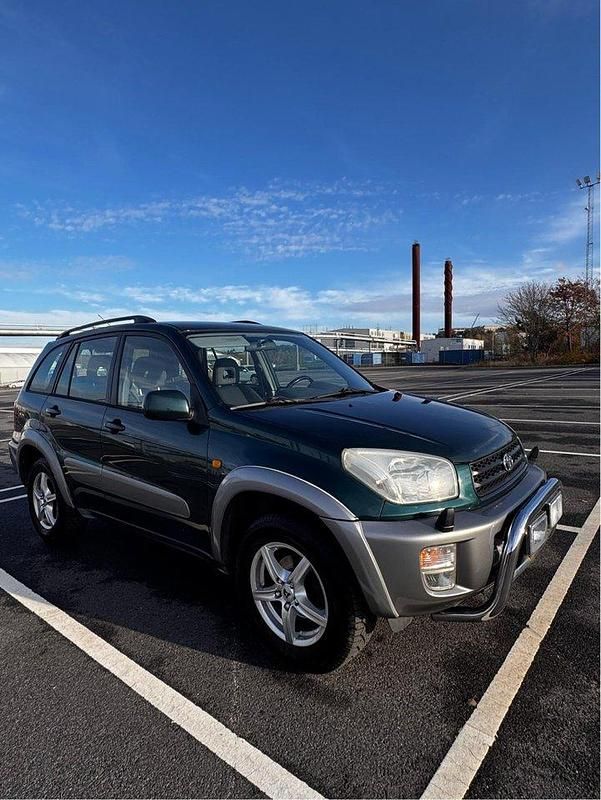 Grön Begagnad 2002 Toyota RAV4 SUV | 49 900 kr (Lite dyr) - Bild 1/4