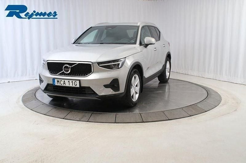 Silver (silver dawn metallic) Begagnad 2024 Volvo XC40 Core SUV | 349 900 kr (Marknadspris) - Bild 1/1