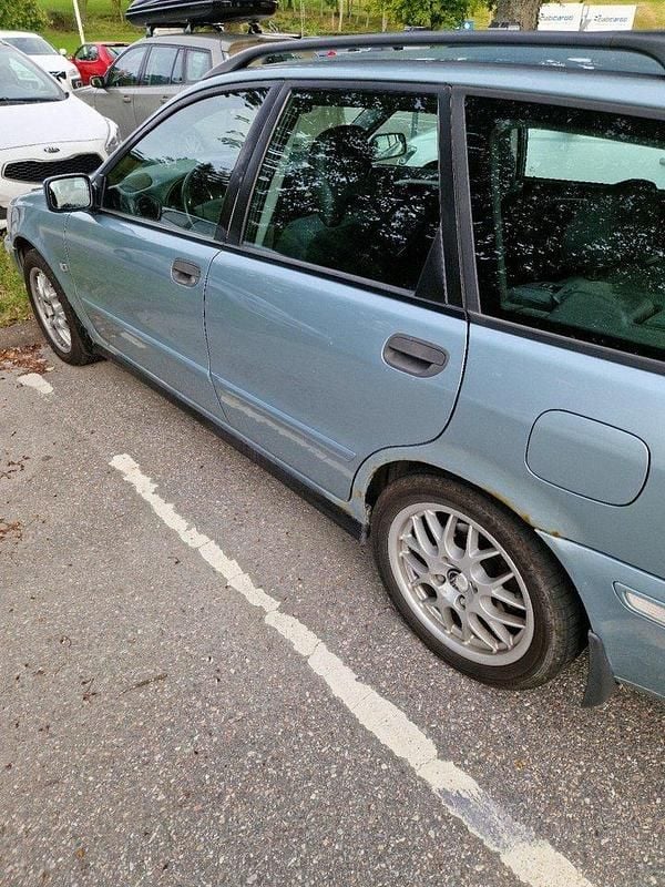 Grön Begagnad 2004 Volvo V40 Kombi | 6 500 kr (Superpris) - Bild 1/4