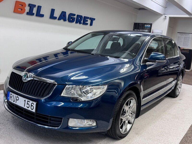 Mörkblå Begagnad 2011 Skoda Superb Elegance Halvkombi | 49 900 kr (Marknadspris) - Bild 1/4