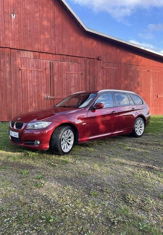Röd Begagnad 2011 BMW 320 Kombi | 80 000 kr (Marknadspris) - Bild 1/4