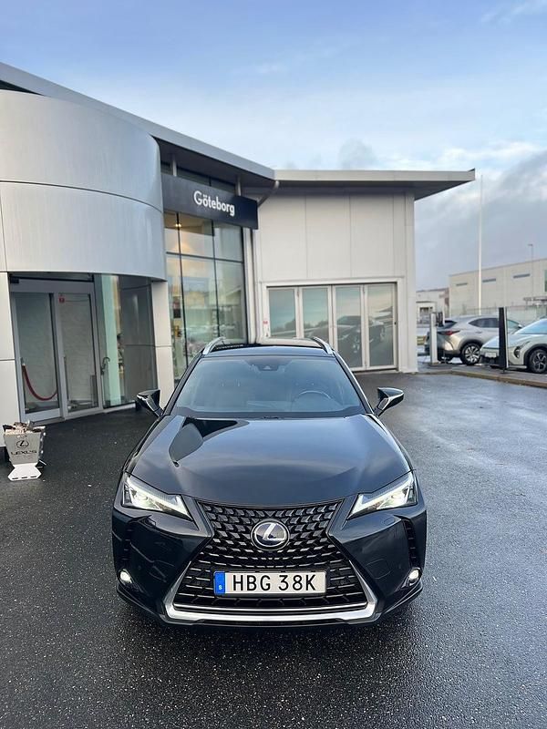 Begagnad Lexus UX 250h 184 HK (135 kW) 2019 Svart metallic SUV