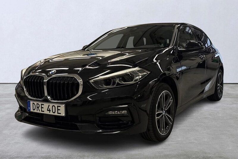 Svart Begagnad 2022 BMW 118 Sport Line Halvkombi | 294 900 kr (Dyr) - Bild 1/4