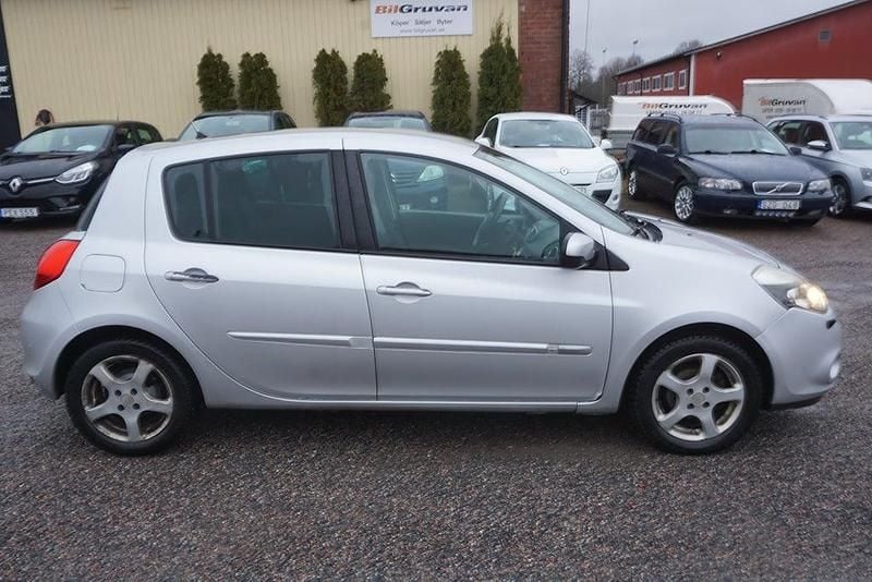 Begagnad Renault Clio R.S. 75 HK (55 kW) 2010 Silver Halvkombi
