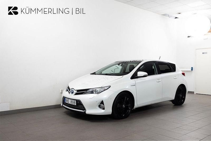 Vit Begagnad 2013 Toyota Auris Hybrid Executive Halvkombi | 109 900 kr (Marknadspris) - Bild 1/4